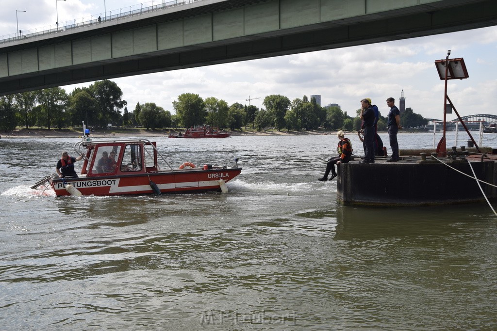 Uebung BF Taucher und Presse Koeln Zoobruecke Rhein P250.JPG - Miklos Laubert